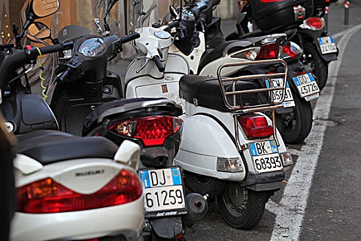 罗马街头的摩托车