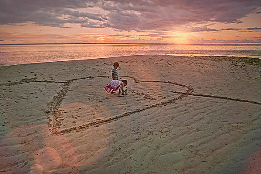 男孩,女孩,兄弟姐妹,绘画,心形,沙子,平和,日落海滩