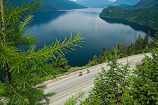 两个女人,骑自行车,道路,自行车,陡峭,岸边,不列颠哥伦比亚省,加拿大