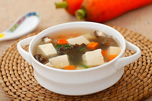 香菇木耳豆腐汤