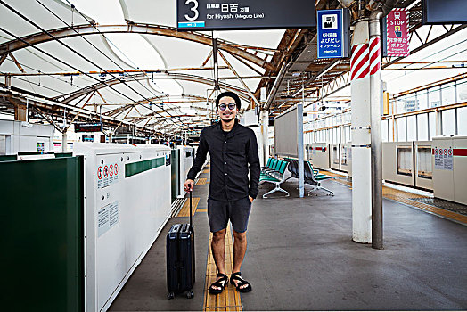微笑,男人,拉杆箱,站立,站台,地铁站,东京,通勤