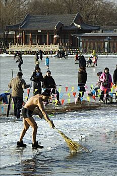 中国,北京,后海,区域,一个,男人,短裤,打扫,冰,湖,准备,冬天,游泳