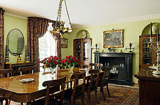 优雅,餐厅,绿色,墙壁,长,木桌子,正面,壁炉