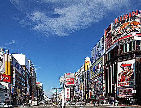 日本北海道札幌最繁华的街区,薄野,这里酒吧,拉面店云集