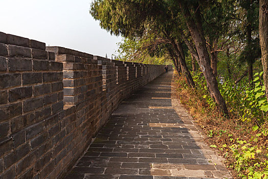 秋季晴日里的荆州古城墙风景