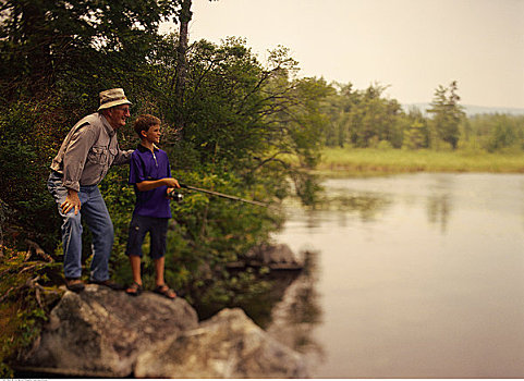爷爷,孙子,钓鱼,石头,贝尔格莱德湖区,缅因,美国