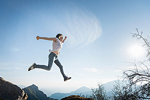 女人,跳跃,蓝天,背景,红杉国家公园,加利福尼亚,美国