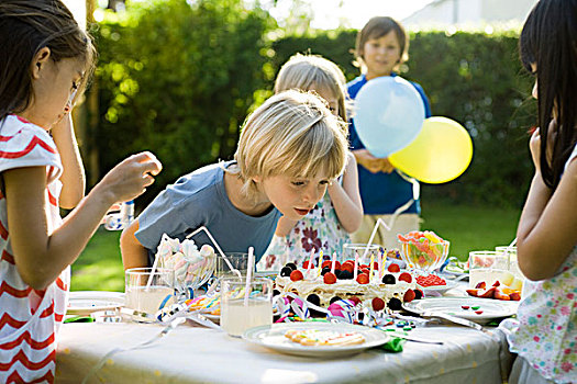 男孩,吹,蜡烛,生日蛋糕,户外,生日派对