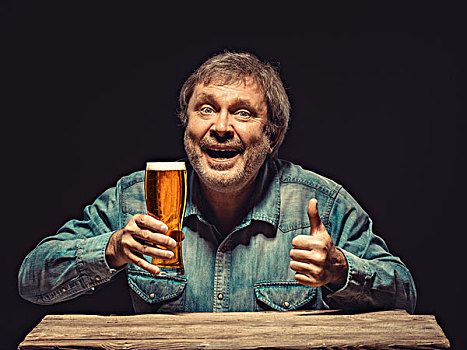 微笑,男人,牛仔衫,玻璃杯,啤酒
