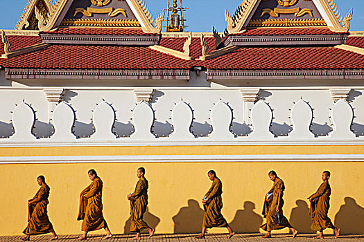僧侣,走,正面,墙壁,宫殿,皇宫,金边,柬埔寨