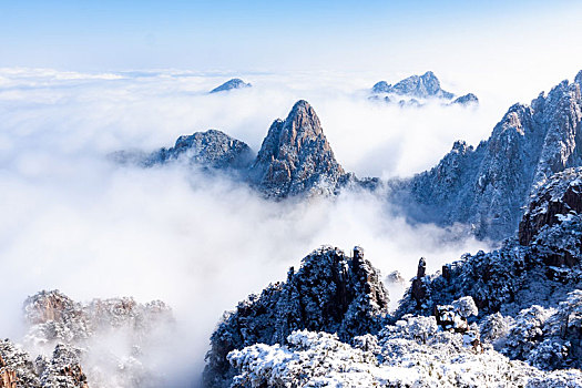 中国安徽黄山风景区,冬日雪后奇峰怪石林立,云雾飘渺宛若仙境