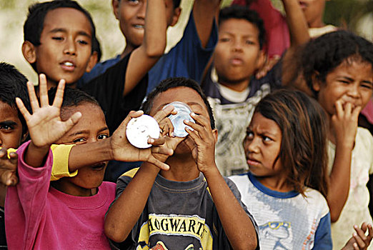 children,looking,to,nikon,camera,lcd,screen