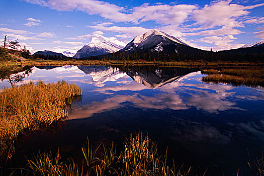 山,弗米利恩湖,班芙国家公园,艾伯塔省,加拿大