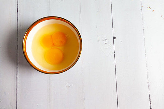 一碗打散的鸡蛋黄和蛋清
