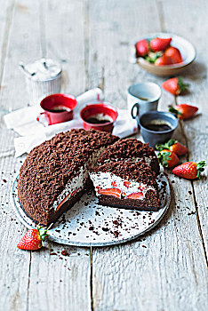 草莓蛋糕,巧克力屑,蛋奶酒,奶油