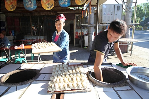 新疆美食,馕坑烤包子