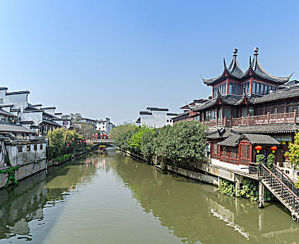 南京夫子庙古运河边的步行街古建筑