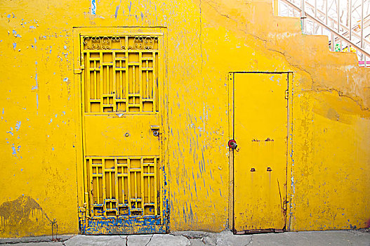 黄色的墙面和关闭的门