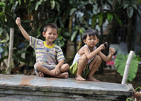 两个孩子,坐,木质,屋顶,玩,苗条,线,风筝,越南,亚洲