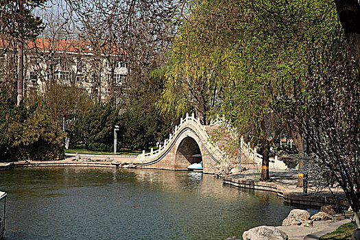 湖水石拱桥