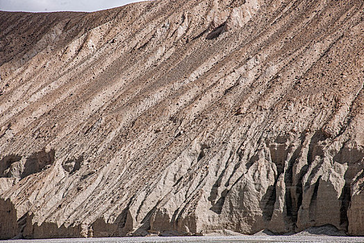 新疆帕米尔高原塔什库尔干河谷边坡上的沟堑