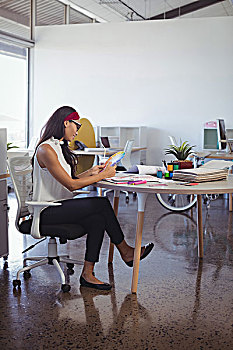 职业女性,工作,坐,书桌,办公室,侧面视角,创意