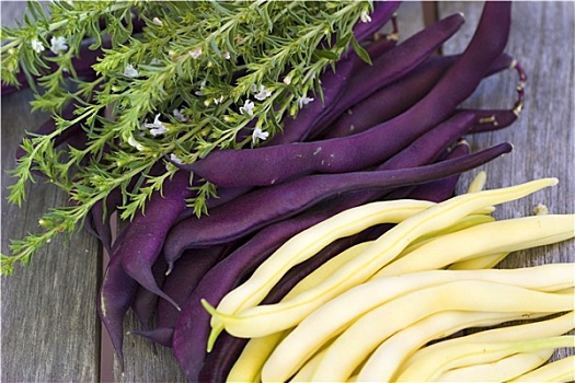 紫色,黄色,豆,躺着,木桌子