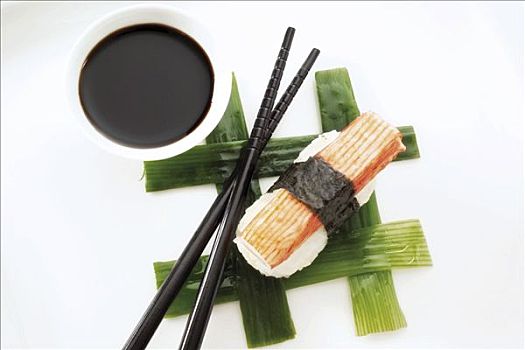 寿司,握寿司,蟹肉,米饭,紫菜干,海草,旁侧,黑色,筷子,碗,酱油,交织,韭葱