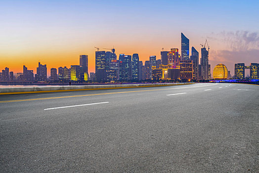 建筑景观夜景和公路天际线