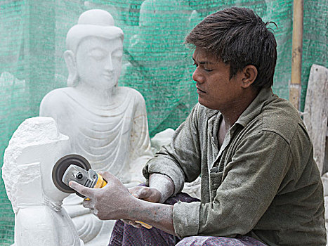 缅甸,曼德勒,男青年,电动工具,雕刻,佛像,室外,大理石
