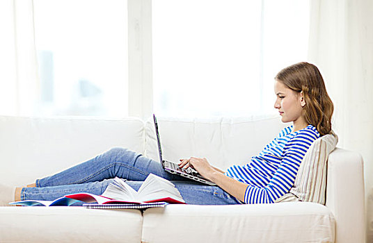 家,科技,互联网,概念,忙碌,少女,躺着,沙发,笔记本电脑,在家