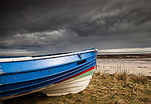 彩色,划桨船,岸边,暗色,乌云,上方,诺森伯兰郡,英格兰