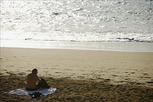 后视图,一个,男人,坐,海滩,比亚里茨,法国