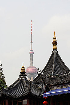 上海城隍庙的湖心亭的顶尖和上海东方明珠电视踏的组合