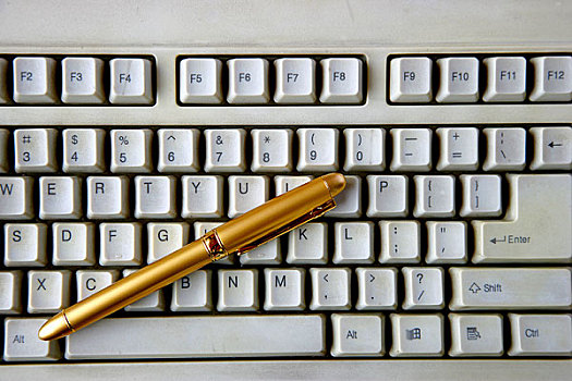 键盘与钢笔