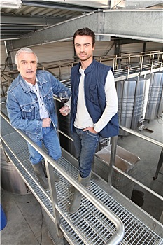 两个男人,葡萄酒,工厂