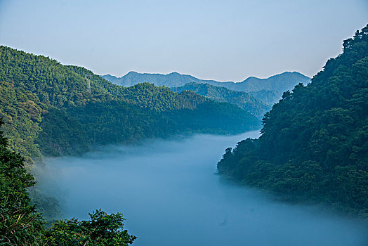 湖南郴州市资兴小东江晨雾