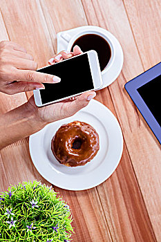 上方,女性,智能手机,咖啡,甜甜圈,桌上