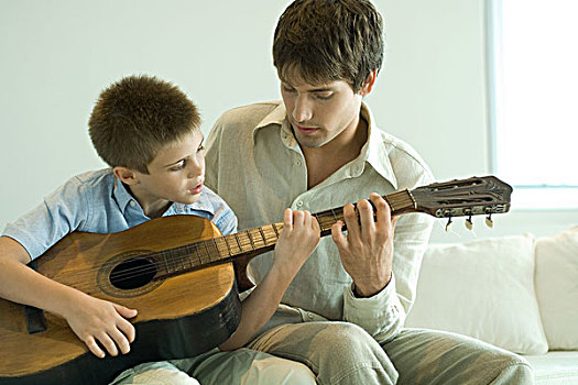 父子,弹吉他,一起