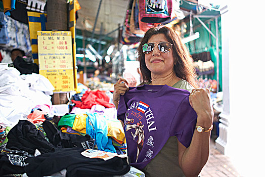 女人,看,纪念品,市场货摊,曼谷,泰国,亚洲