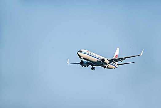 中国国际航空的飞机正降落重庆江北机场