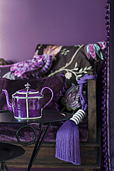 紫色,茶壶,边桌,正面,老式,长椅,流苏,散落,垫子