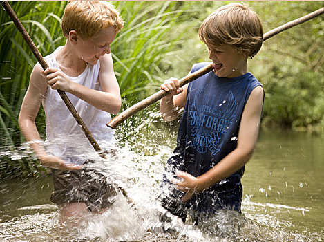 两个,男孩,玩,河,拿着,木棍,溅,水