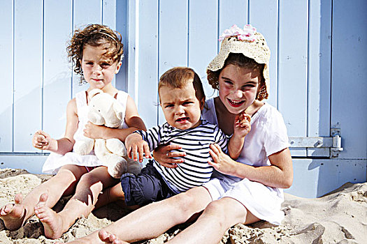 两个女孩,幼儿,坐,沙子,正面,海滩小屋
