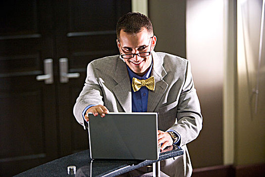 肖像,商务人士,戴着,领结,眼镜,使用笔记本