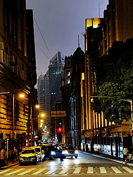 上海外滩夜景下的街道