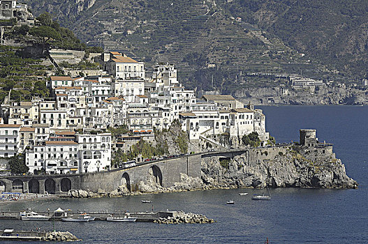 意大利,阿马尔菲海岸,风景,全景,阿马尔菲,小,城镇,高,白房子,栖息,斜坡,山,正面,深蓝色,海洋