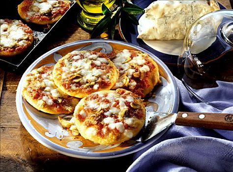 小批萨,西红柿,蘑菇,奶酪