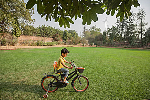 印度,男孩,4-5岁,骑自行车,后院