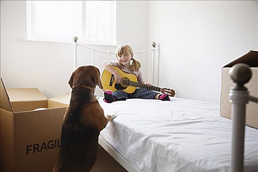 女孩,吉他,狗,卧室,新家